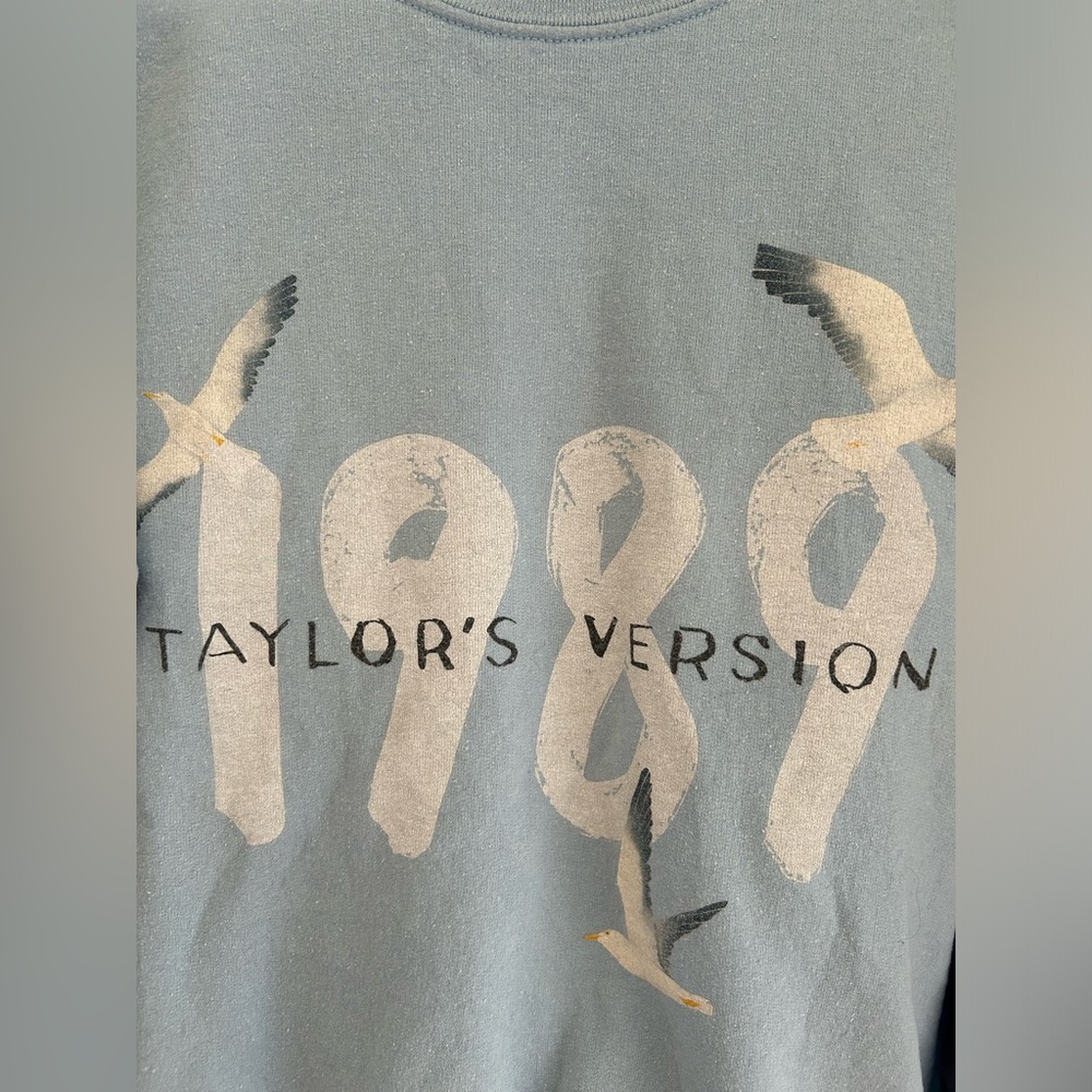 Taylor’s Version Light Blue 1989 Graphic Sweatshirt Size Medium - Picture 5 of 5